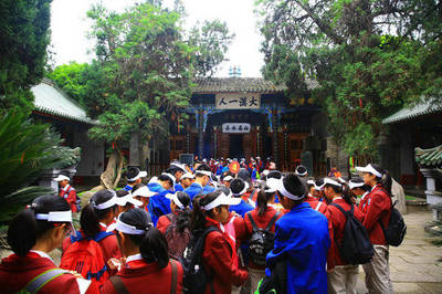 全力开发新型研学项目，力促诸葛古镇研学旅行迈向新篇章