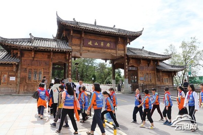 团县委组织学生开展研学旅行活动 让学生学在路上，研学旅行助成长